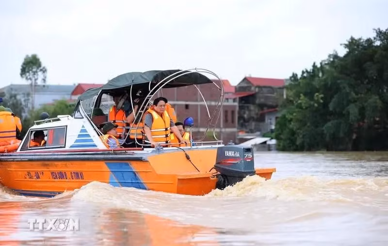 El primer ministro Pham Minh Chinh inspeccionó la situación del aumento del agua en el río Cau, en la comuna de Van Tien, en la ciudad de Viet Yen, provincia de Bac Giang. (Foto: VNA)