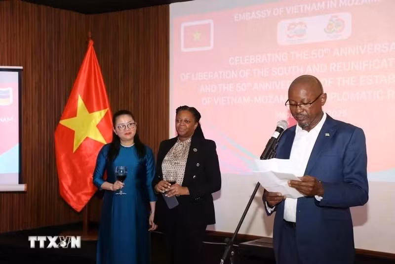 José António Alberto Matsinhe, director de la Dirección de Asia y Oceanía del Ministerio de Asuntos Exteriores y Cooperación de Mozambique, pronuncia su discurso. (Foto. VNA)