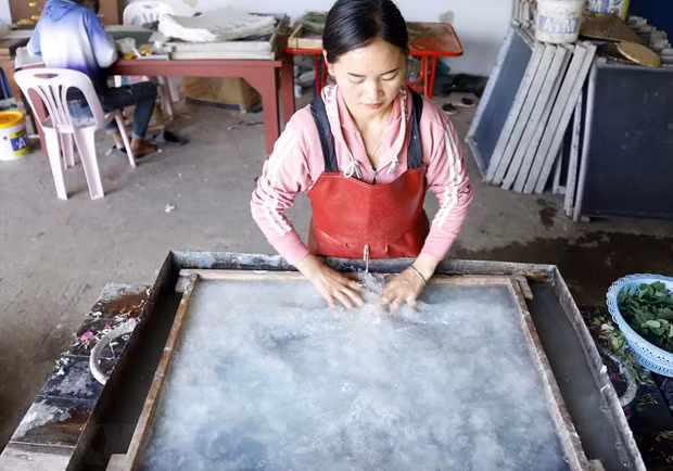 Uno de los procesos de hacer el papel Do. (Foto: VNA)