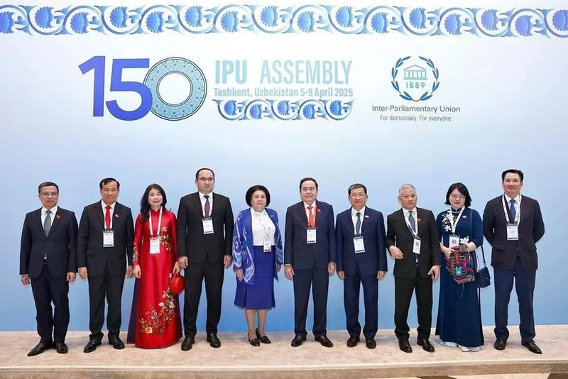 El presidente de la Asamblea Nacional, Tran Thanh Man (sexto desde la izquierda), y otros delegados en la ceremonia inaugural de la IPU-150 en Tashkent, Uzbekistán, la tarde del 5 de abril. (Foto: VNA)