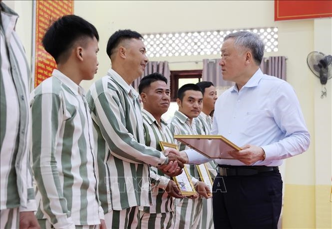 El viceprimer ministro permanente, Nguyen Hoa Binh, entrega certificados de amnistía a presos que cumplen los requisitos. (Foto: VNA)