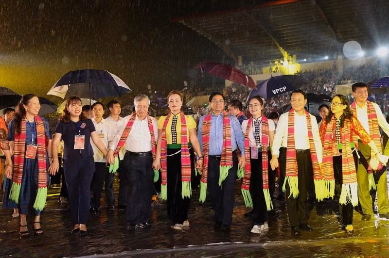 El primer ministro Pham Minh Chinh y otros delegados participan en la danza.