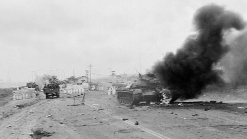 En el camino a Saigón, las tropas vietnamitas destruyen muchos tanques y vehículos blindados enemigos. (Foto: VNA)