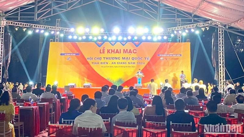 En el acto inaugural de la feria. 