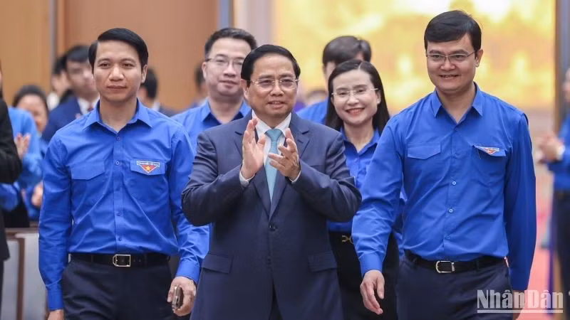 El primer ministro de Vietnam, Pham Minh Chinh y los representantes de la Unión de Jóvenes Comunistas Ho Chi Minh (Foto: Nhan Dan)
