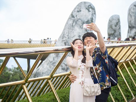 Turistas surcoreanos en el Puente Dorado en la ciudad costera vietnamita de Da Nang. (Foto: tuoitre.vn)
