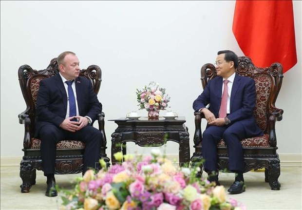 El viceprimer ministro de Vietnam Le Minh Khai (derecha) recibe al presidente del Comité Estatal de Peritaje Forense de Bielorrusia, Vólkov Alexéi Alexandrovich. (Foto: VNA)