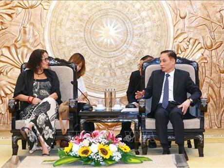 El secretario del Comité Central del Partido Comunista de Vietnam y jefe de su Comisión de Relaciones Exteriores, Le Hoai Trung, dialoga con la presidenta del Partido Comunista de Brasil (PcdoB) y ministra de Ciencia, Tecnología e Innovación, Luciana Santos. (Foto: VNA)