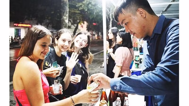 Los turistas extranjeros disfrutan del típico sabor del vino de Ninh Thuan.