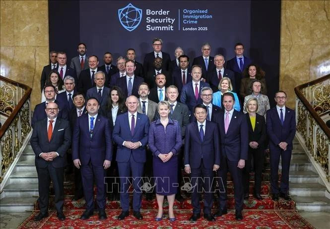 Los delegados a la Conferencia se toman fotografías de recuerdo en Lancaster House en Londres. (Foto: VNA)