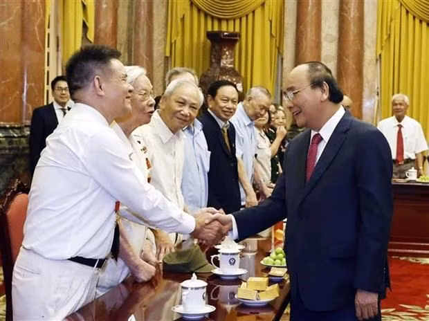 El presidente de Vietnam, Nguyen Xuan Phuc, en la reunión con veteranos que servían y protegían al Presidente Ho Chi Minh. (Fotografía: VNA)