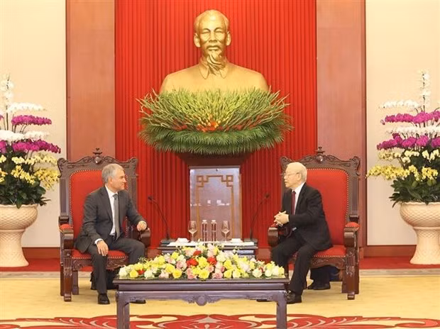 El secretario general del Partido Comunista de Vietnam, Nguyen Phu Trong (Derecha), recibe al presidente de la Duma Estatal de la Federación Rusa, Vyacheslav Viktorovich Volodin. (Foto: VNA)