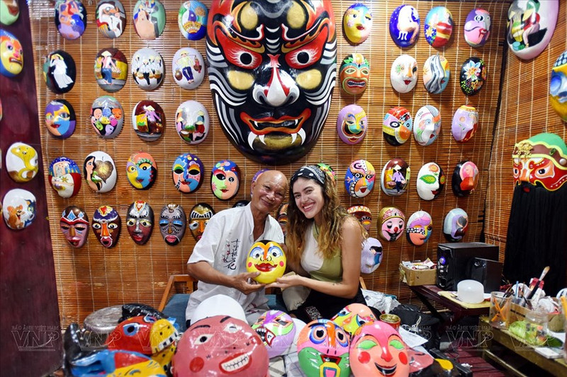 Las máscaras están pintadas según diferentes temas. (Foto: VNA)