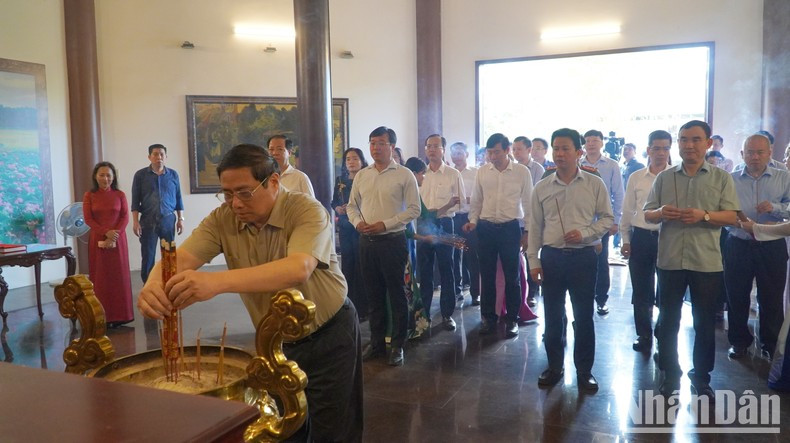 El primer ministro vietnamita, Nguyen Minh Chinh, ofrece inciensos en sitio conmemorativo a Nguyen Sinh Sac, padre del presidente Ho Chi Minh. 