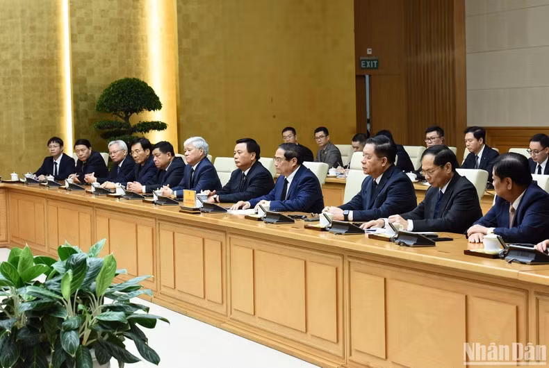 Representantes de los ministerios, departamentos y sectores vietnamitas en la reunión.