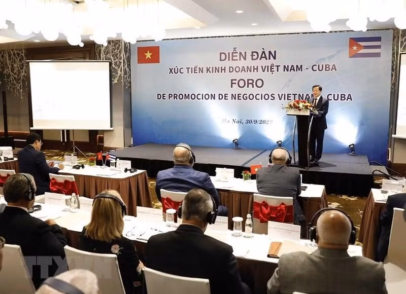 El vicepremier vietnamita Le Minh Khai habla en el evento. (Fotografía: An Dang/VNA)