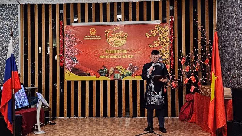 El cónsul general Nguyen Dang Hien habla en la cita.