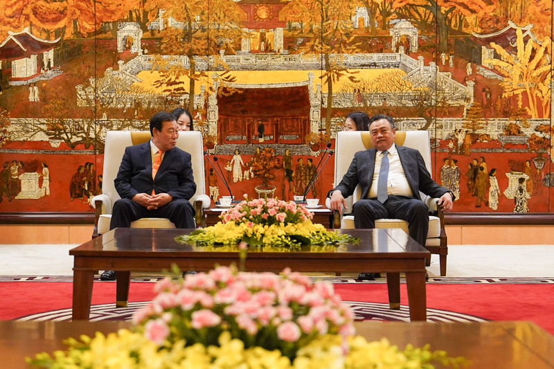 El presidente del Comité Popular de Hanói, Tran Sy Thanh (derecha), habla con el alcalde de la ciudad de Sejong, Choi Minho. (Foto: hanoimoi.vn)