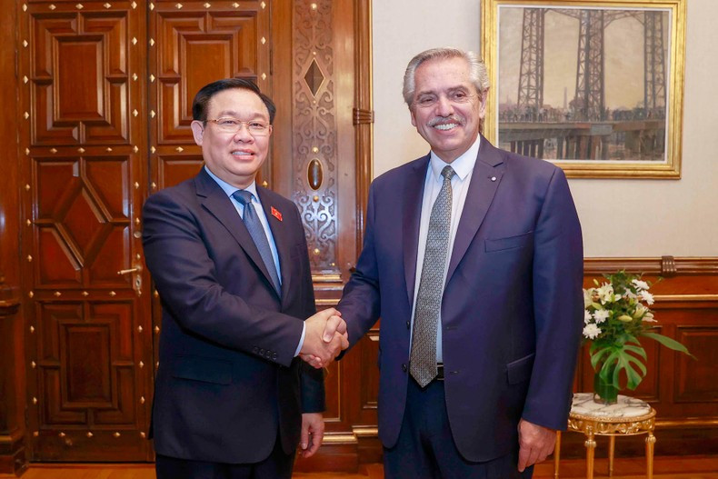 El jefe del Legislativo vietnamita Vuong Dinh Hue y el presidente argentino, Alberto Fernández, en el encuentro. (Foto: Doan Tuan)