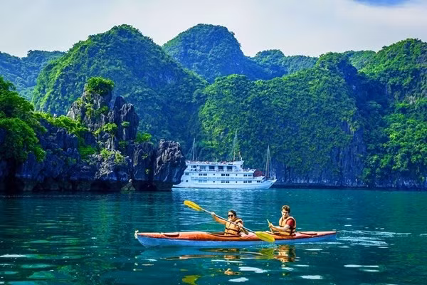 Turistas en la Bahía de Ha Long. (Fotografía: baoquangninh.vn)