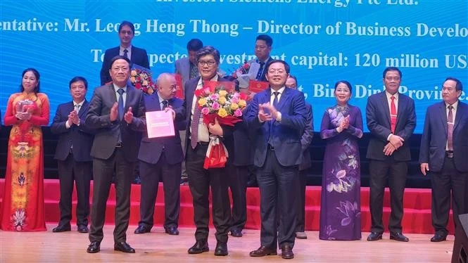 Entregan certificados de registro de inversión a nuevos proyectos en la provincia de Binh Dinh. (Foto: VNA)