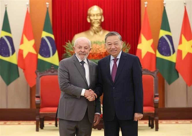 El secretario general del Partido Comunista de Vietnam, To Lam, recibe al presidente de Brasil, Luiz Inácio Lula da Silva, (Foto: VNA)