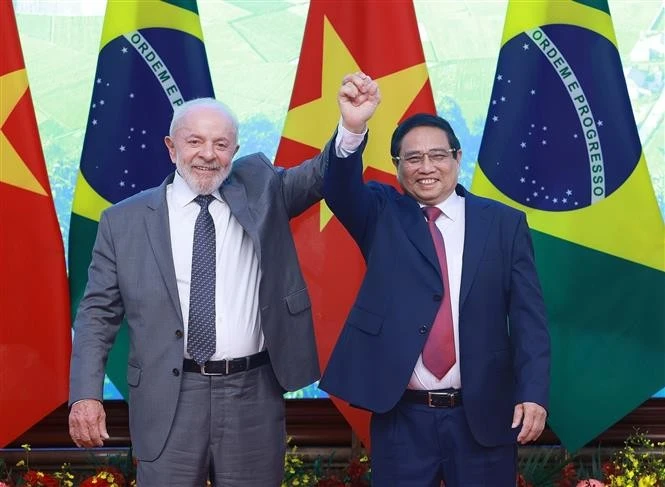 El primer ministro vietnamita, Pham Minh Chinh,se reúne con el presidente brasileño, Luiz Inácio Lula da Silva. (Foto: VNA)