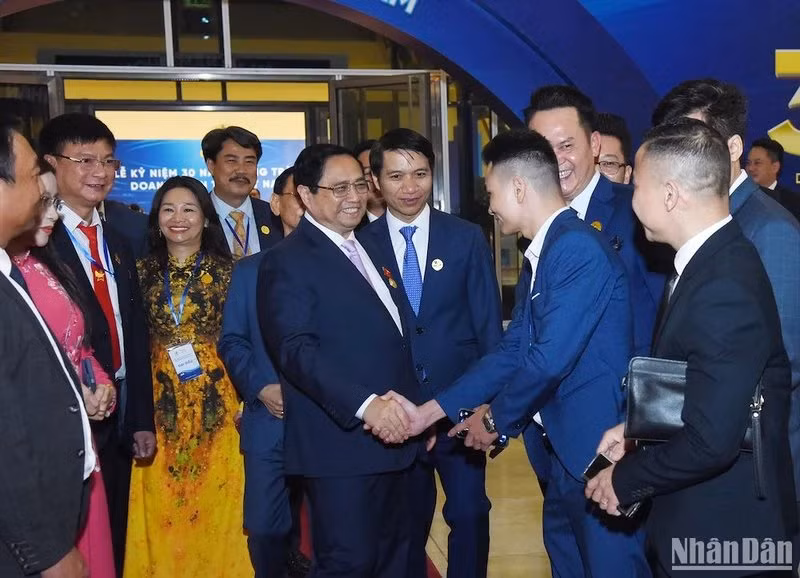 El primer ministro Pham Minh Chinh y los delegados en el evento. 