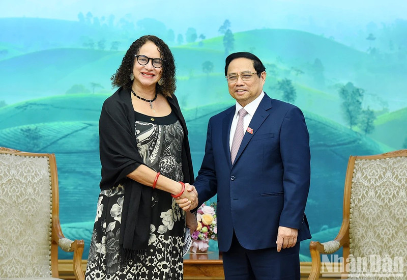 El primer ministro Pham Minh Chinh recibe a la ministra brasileña de Ciencia, Tecnología e Innovación, Luciana Santos.