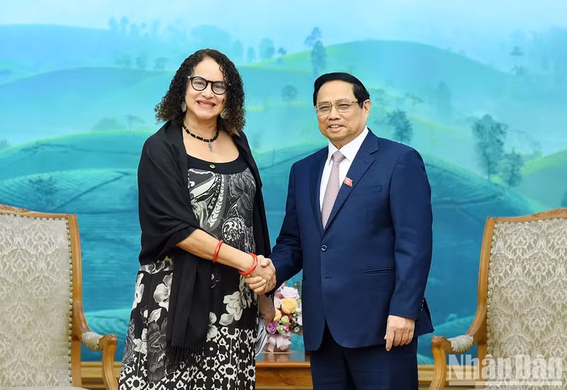 El primer ministro Pham Minh Chinh recibe a la ministra brasileña de Ciencia, Tecnología e Innovación, Luciana Santos.