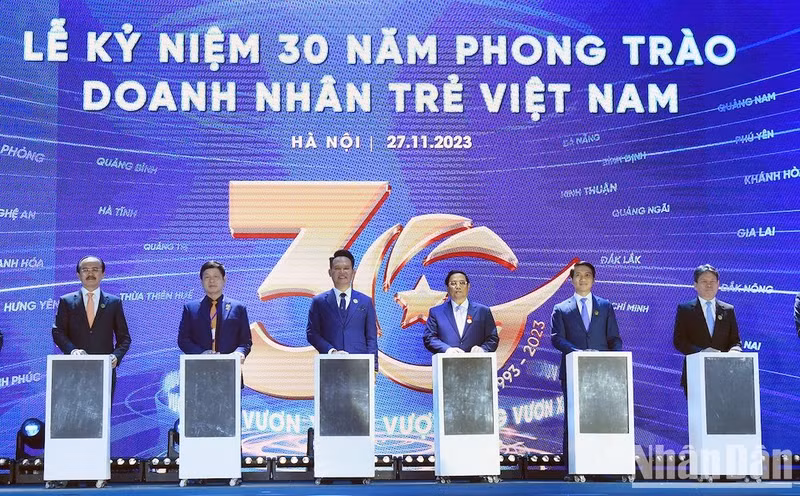 El primer ministro y los delegados realizaron una ceremonia de pulsación de botones para celebrar el 30º aniversario del movimiento de jóvenes empresarios de Vietnam.