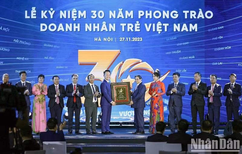 El primer ministro regala un bajorrelieve a la Asociación de Jóvenes Empresarios de Vietnam.