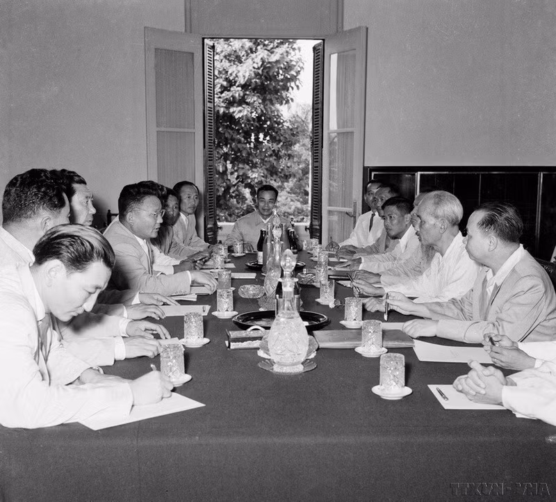 El Presidente Ho Chi Minh se entrevistó con el primer secretario del Partido Revolucionario del Pueblo y presidente del Consejo de Ministros de Mongolia, Tsedenbal, cuando visitó Vietnam (1959). (Foto: VNA)