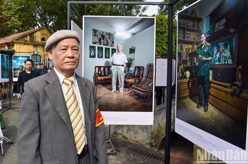 Los visitantes aprecian la historia de los pilotos que frustraron el ataque estratégico de los bombarderos estadounidenses B-52 a finales de 1972.