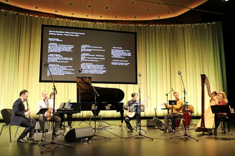La interpretación de la "Suit Kieu" en la Casa de las Culturas del Mundo, en Berlín, Alemania. (Foto: VNA)