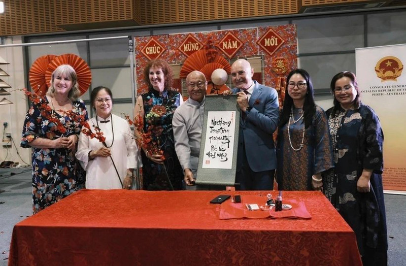 La presentación de caligrafía en el evento. (Foto: VNA)