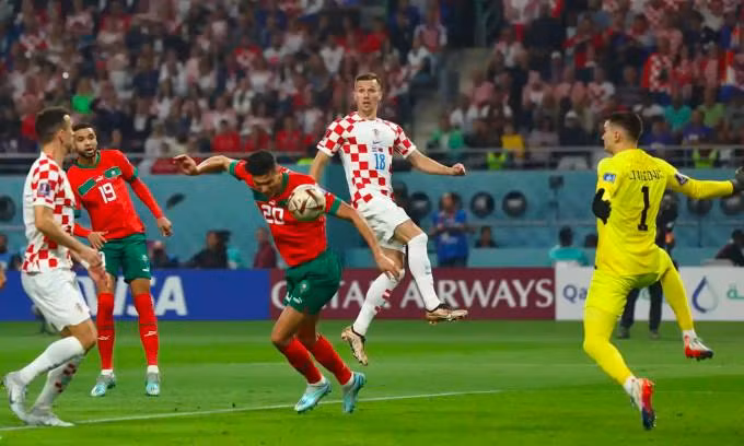 El cabezazo de Achraf Dari ayuda a Marruecos a empatar al comienzo de la primera parte. (Fotografía: Reuters)