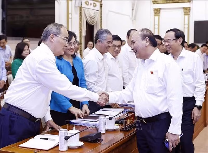 El presidente de Vietnam, Nguyen Xuan Phuc, saluda a los diputados. (Fotografía: VNA)