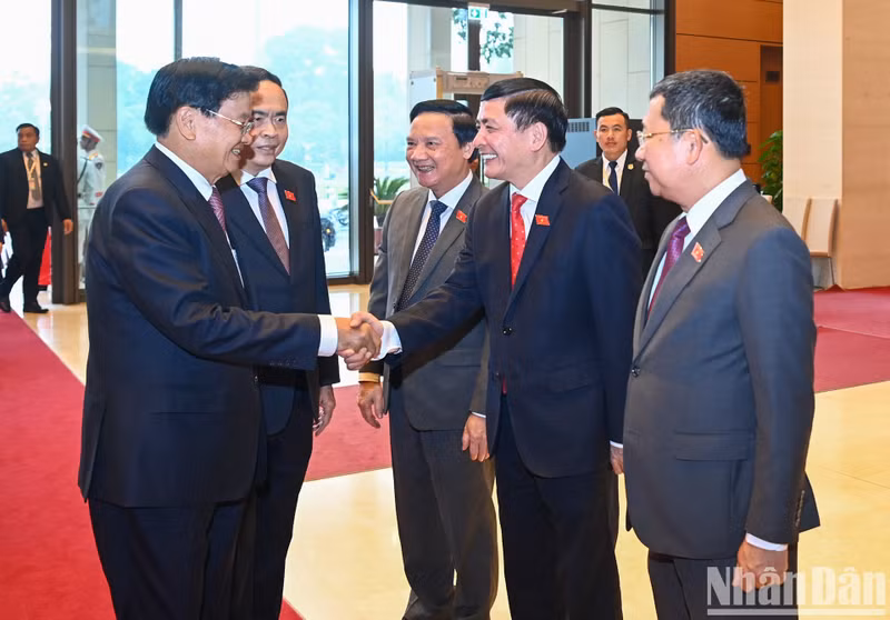 El presidente de ANV, Tran Thanh Man, presenta al PPRL y presidente de Laos, Thongloun Sisoulith, a los asistentes al encuentro.