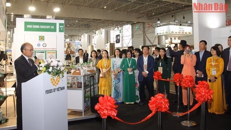 El embajador de Vietnam en Francia, Dinh Toan Thang, habla en el evento. (Fotografía: Nhan Dan)