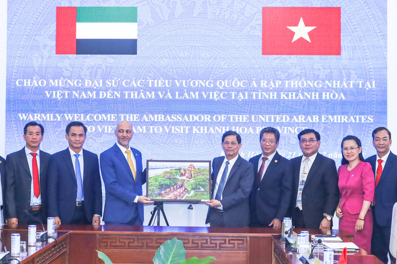 El vicesecretario del Comité del Partido y presidente del Comité Popular de Khanh Hoa, Nguyen Tan Tuan, entrega un regalo a Bader Abdulla Almatrooshi, embajador emiratí en Vietnam. (Foto: baokhanhhoa.vn)