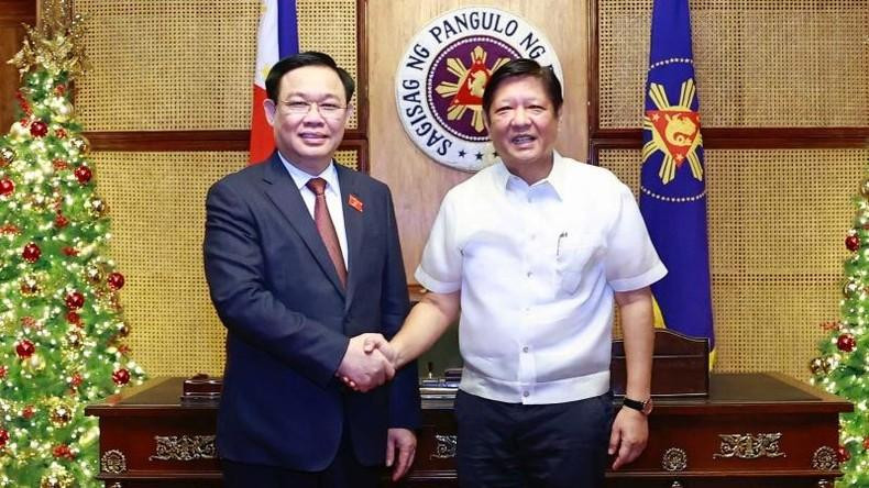 El presidente de la Asamblea Nacional, Vuong Dinh Hue, (izq.) y el presidente de Filipinas, Ferdinand Romualdez Marcos. (Fotografía: VNA)
