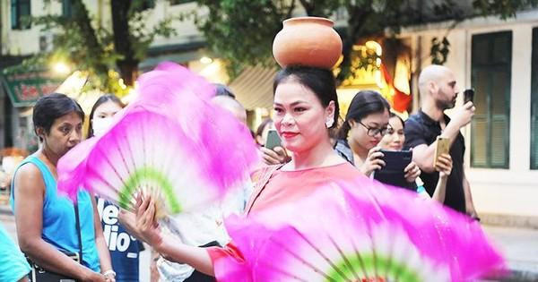 Colores culturales de la etnia Cham en la zona peatonal alrededor del lago Hoan Kiem