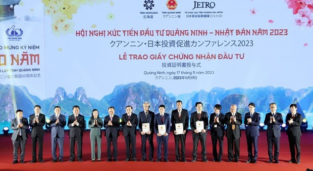 En la entrega de licencias de inversión a cuatro proyectos japoneses. (Foto: VNA)