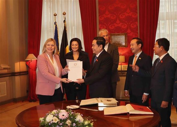 Entregan la carta de agradecimiento del presidente de la Asamblea Nacional de Vietnam, Vuong Dinh Hue, a las dirigentes del Parlamento Federal de Bélgica por la adopción de la Resolución de apoyo a las víctimas del Agente Naranja en Vietnam. (Foto: VNA)
