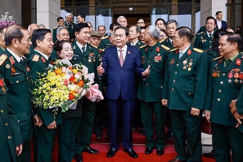 El presidente de la Asamblea Nacional de Vietnam, Tran Thanh Man, y los delegados del Regimiento 271. (Foto: VNA)