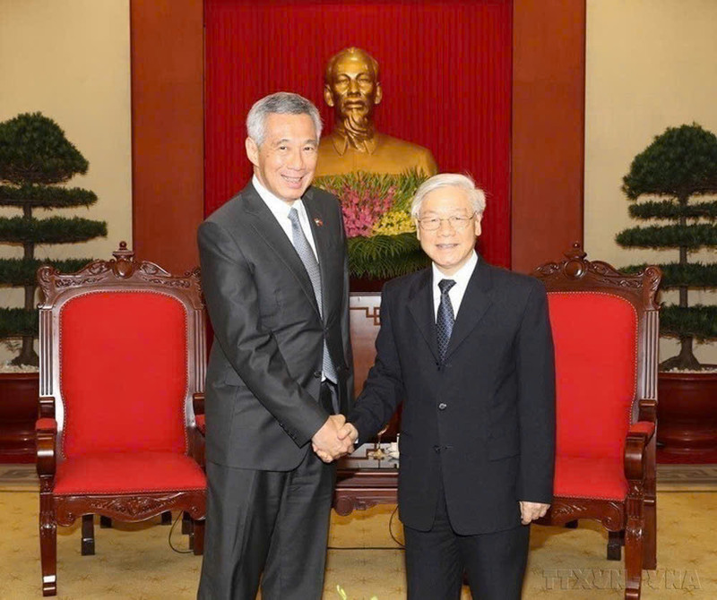 El 23 de marzo de 2017, el entonces secretario general del Partido Comunista de Vietnam, Nguyen Phu Trong, recibe en Hanói al primer ministro de Singapur, Lee Hsien Loong, durante la visita oficial del último al país indochino. (Foto: VNA) 