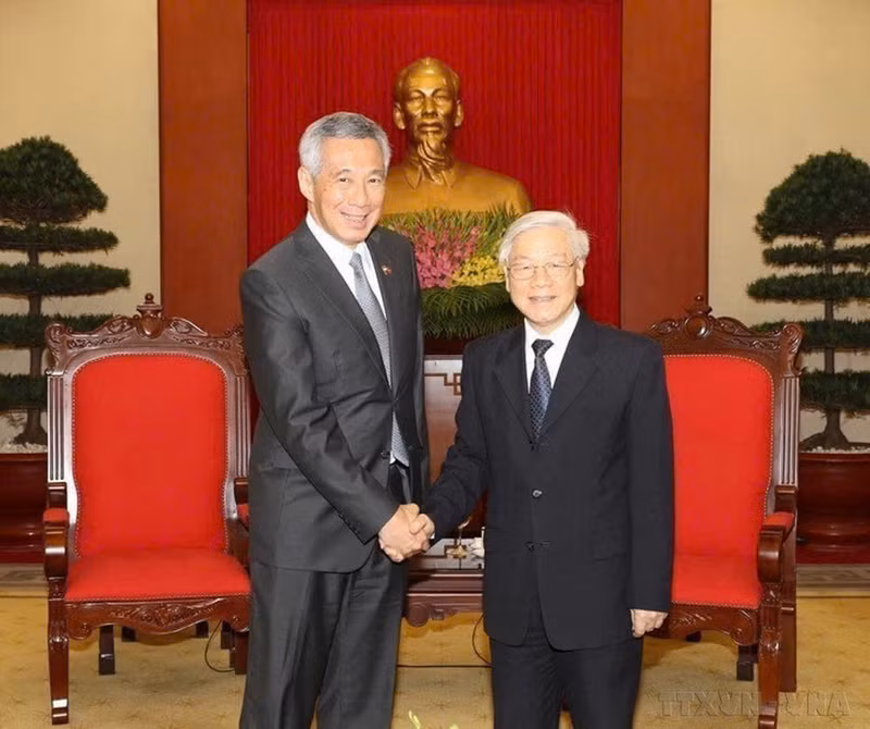 El 23 de marzo de 2017, el entonces secretario general del Partido Comunista de Vietnam, Nguyen Phu Trong, recibe en Hanói al primer ministro de Singapur, Lee Hsien Loong, durante la visita oficial del último al país indochino. (Foto: VNA) 