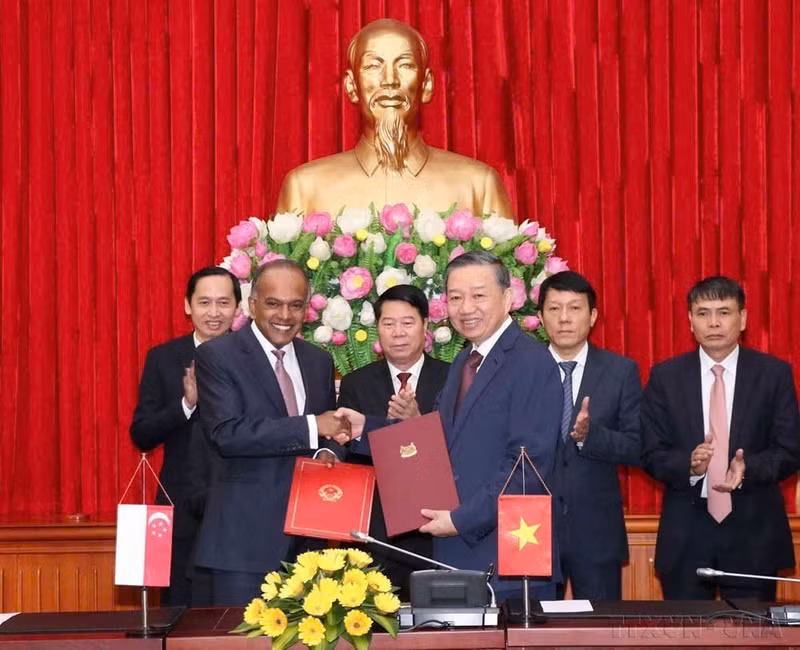 To Lam, quien se desempeñaba como ministro de Seguridad Pública de Vietnam, y K. Shanmugam, ministro de las carteras de Interior y de Justicia de Singapur, firman un acuerdo para ampliar la cooperación bilateral en la lucha contra el crimen transnacional (6 de diciembre de 2018). (Foto: VNA)