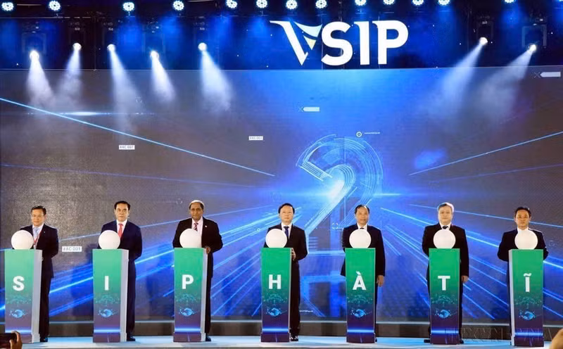 El viceprimer ministro vietnamita Tran Hong Ha (cuarto desde la izquierda) y los delegados en la ceremonia inaugural del proyecto de inversión y desarrollo de infraestructura del parque industrial Bac Thach Ha (VSIP Ha Tinh), organizada por la compañía del parque industrial Vietnam-Singapur (VSIP JSC) en 2024. (Foto: VNA)